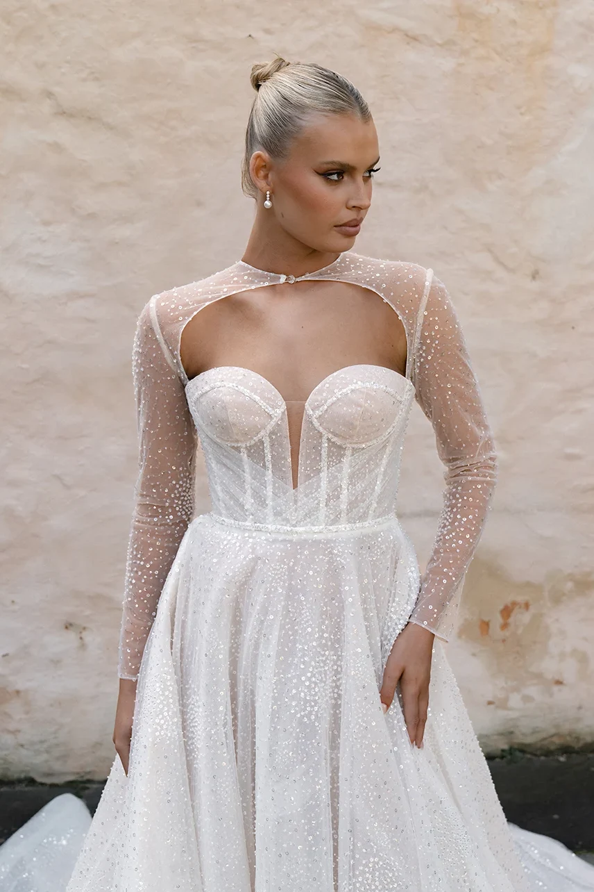 Brautkleid Brigitte von Evie Young Bridal – frontale Ansicht mit Jacke