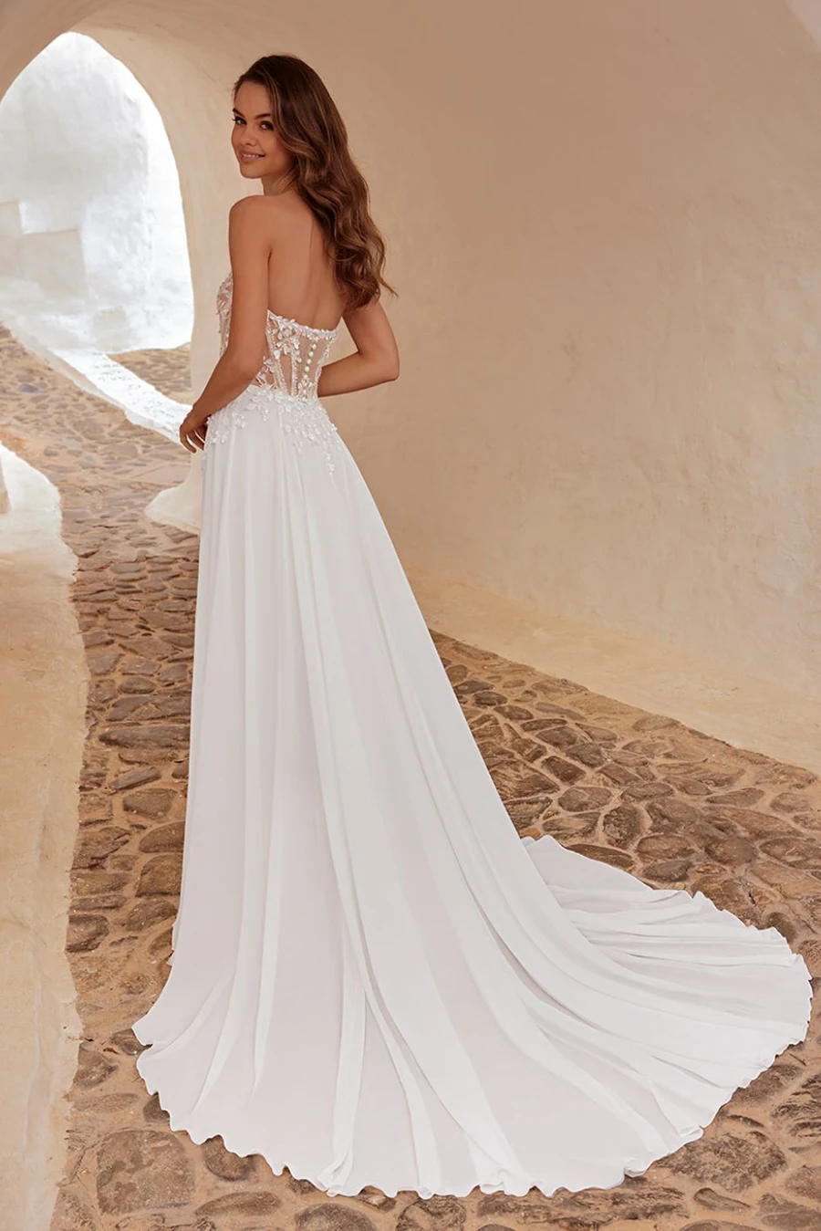 Brautkleid Denise von Love by Enzoani – Rückenansicht