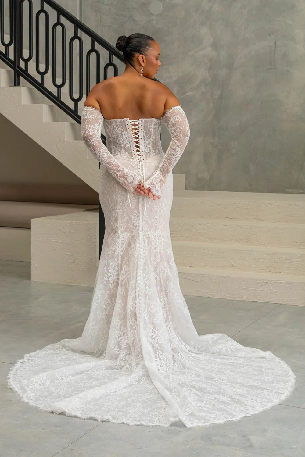 Brautkleid Roxanne Curvy von Evie Young Bridal – Rückenansicht