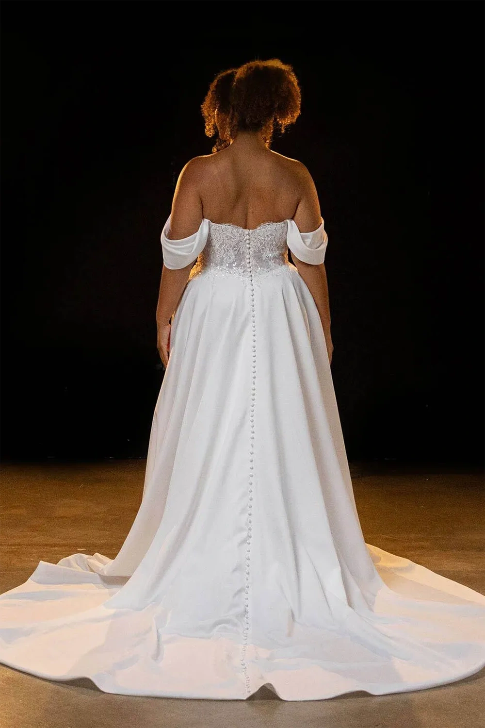 Brautkleid Carine Curvy von Evie Young Bridal – Rückenansicht