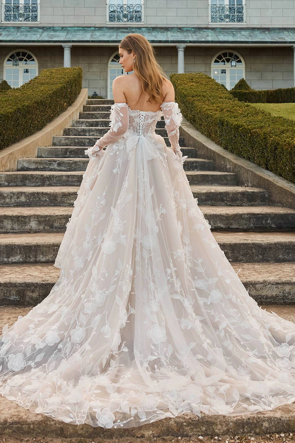 Brautkleid Modell Juno von Jeune Bridal – Rückenansicht Schleppe