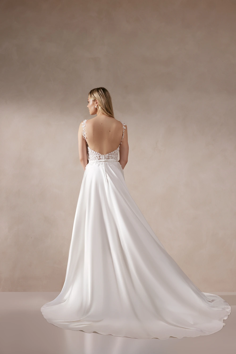 Brautkleid Modell Eila von Adore – Rückenansicht