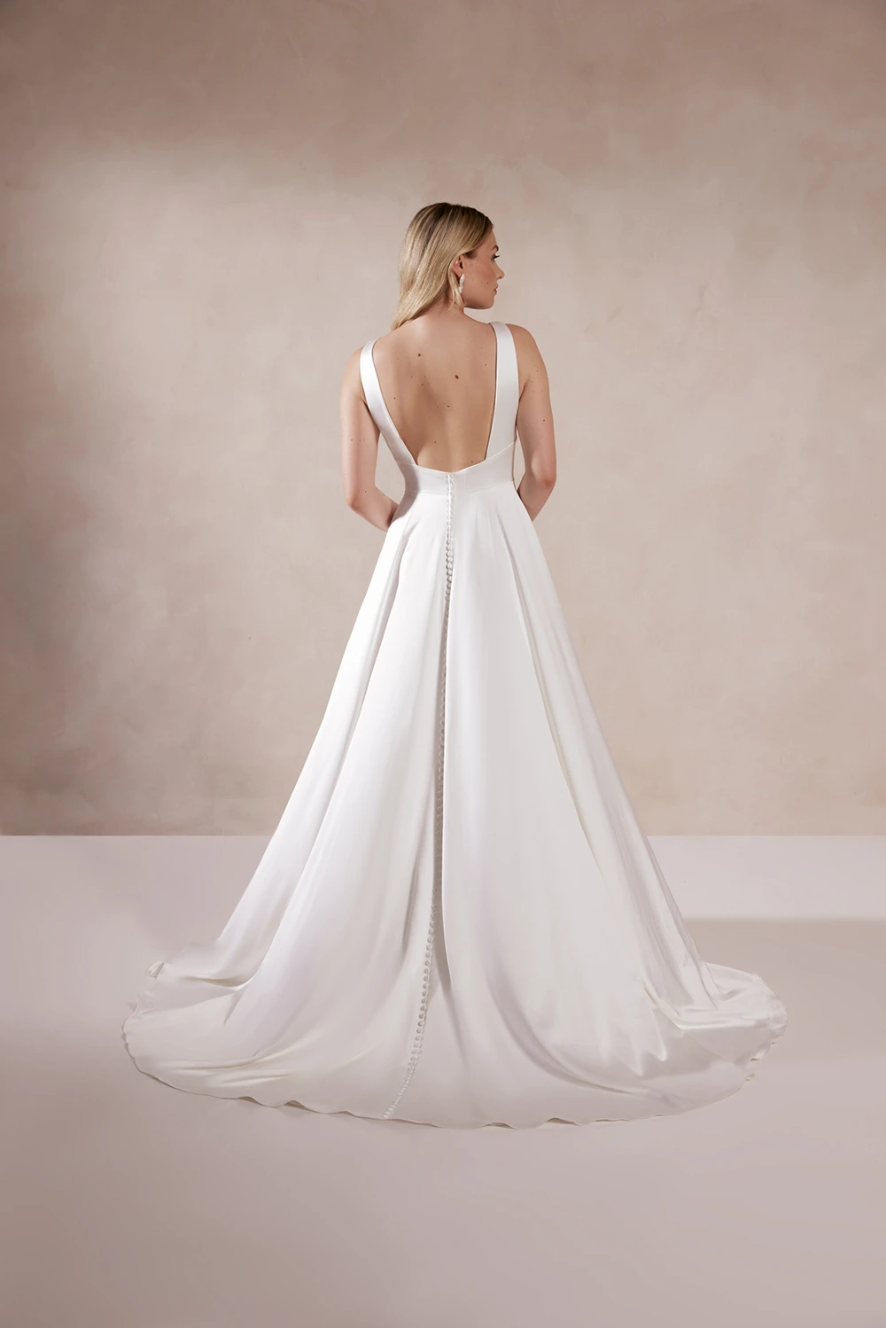 Brautkleid Modell Phaedra von Adore – Rückenansicht