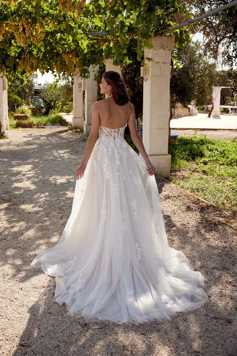 Brautkleid Modell 66405 von Lillian West – Rückenansicht