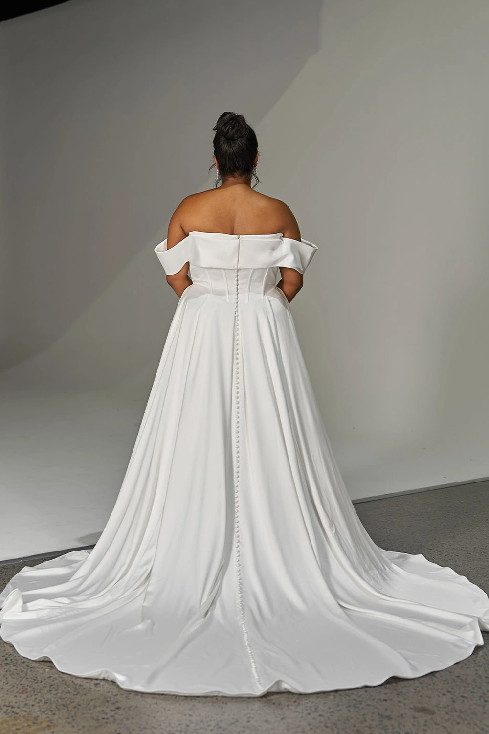 Brautkleid Modell Orson Curvy von Evie Young – Rückenansicht
