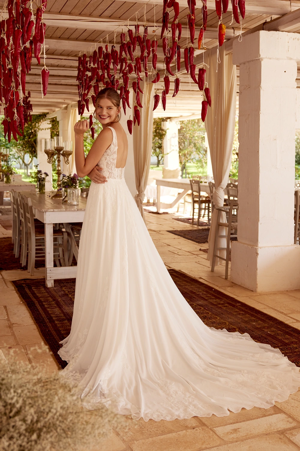 Brautkleid Modell 66396 von Lillian West – Rückenansicht