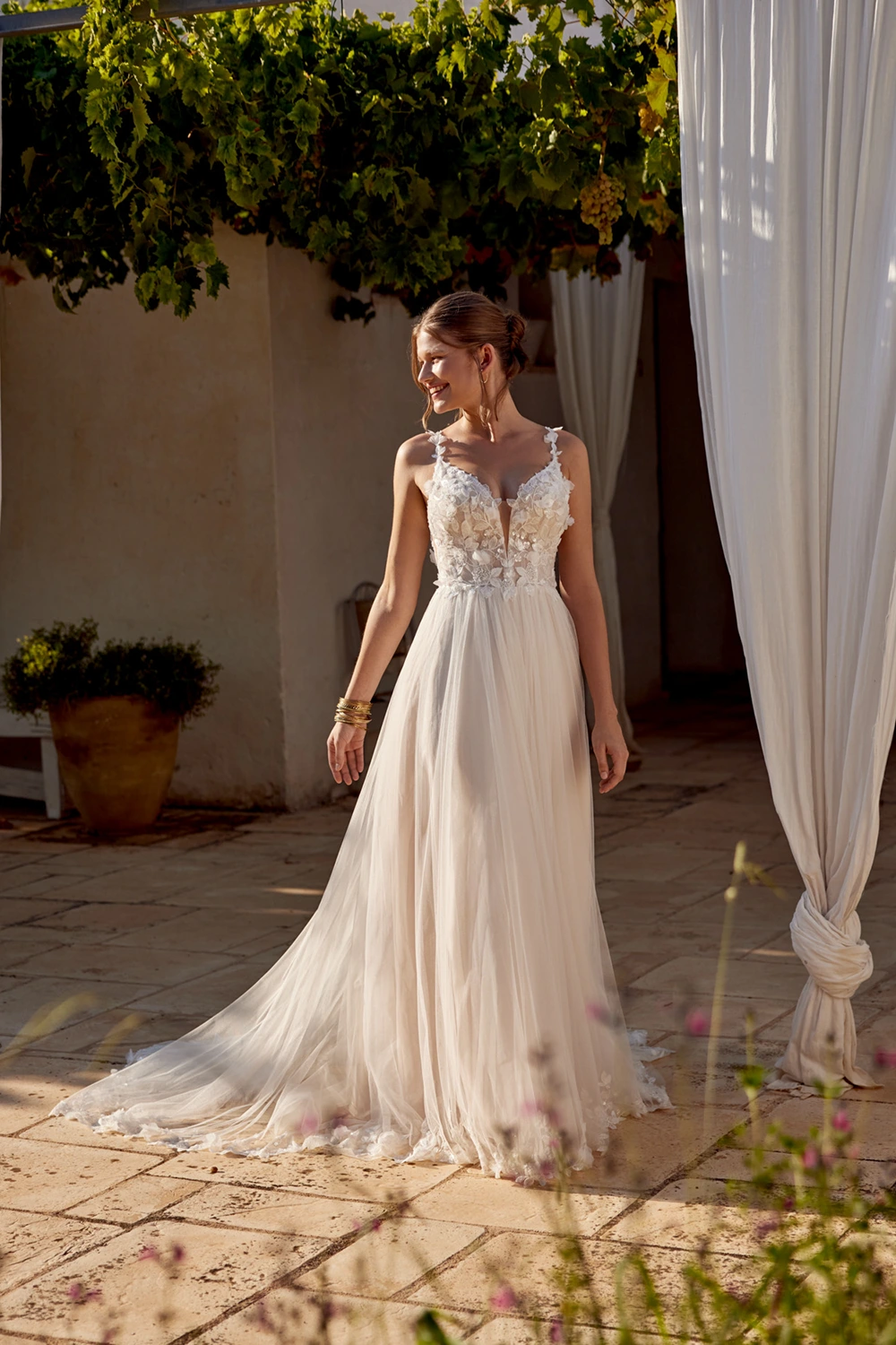 Brautkleid Modell 66402 von Lillian West – Vorschau