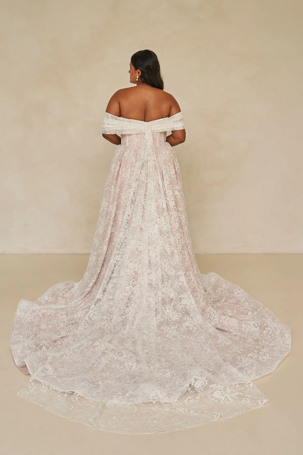 Brautkleid Modell Westyn Curvy von Madi Lane – Rückenansicht