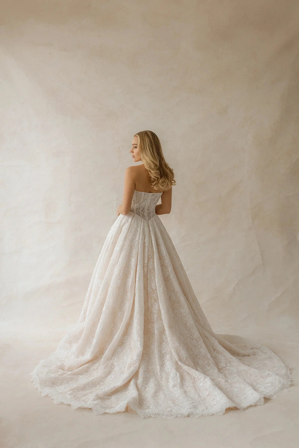 Brautkleid Modell Carrington von Abella by Allure Bridals – Rückenansicht