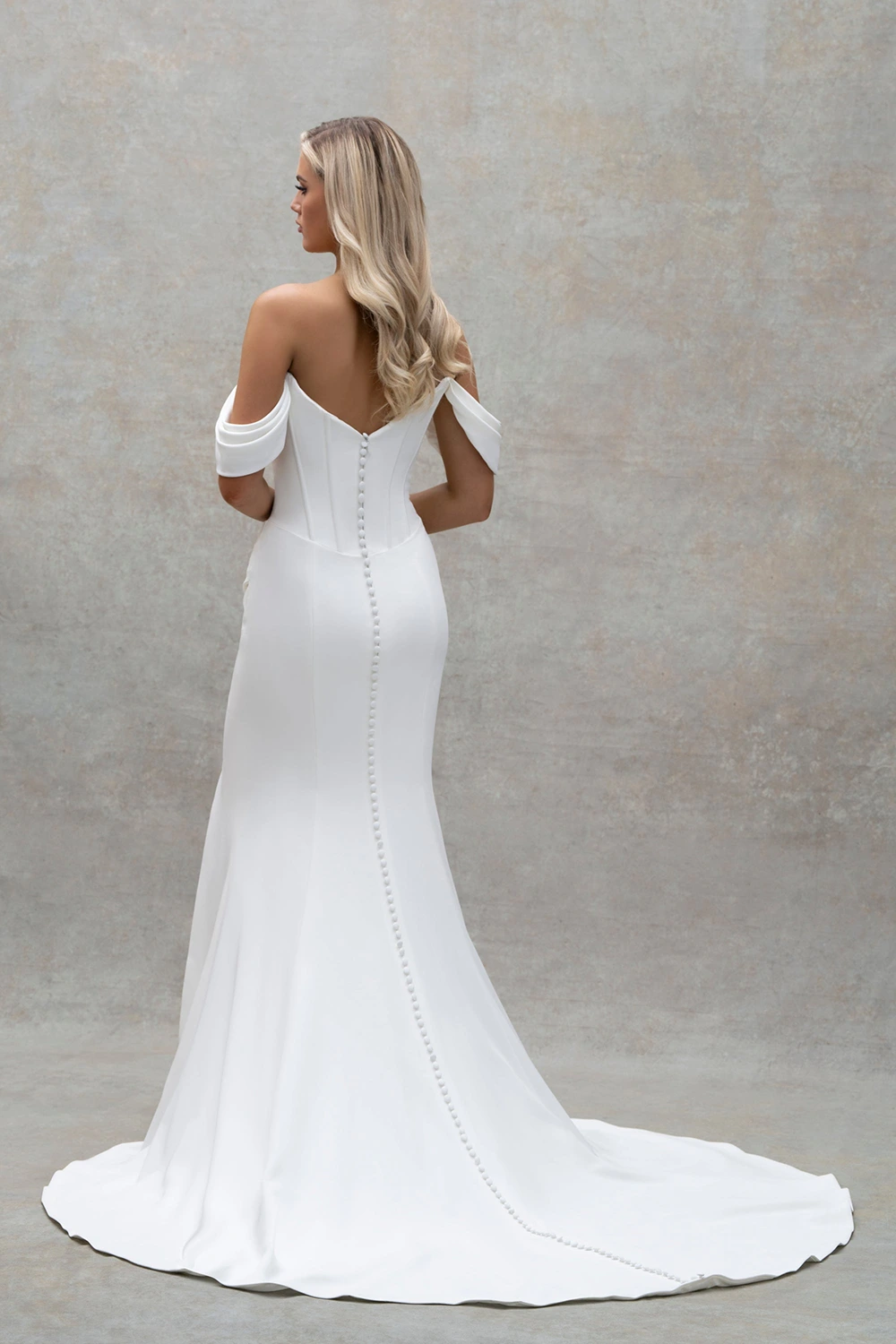 Brautkleid Modell Minerva von Abella by Allure Bridals – Rückenansicht