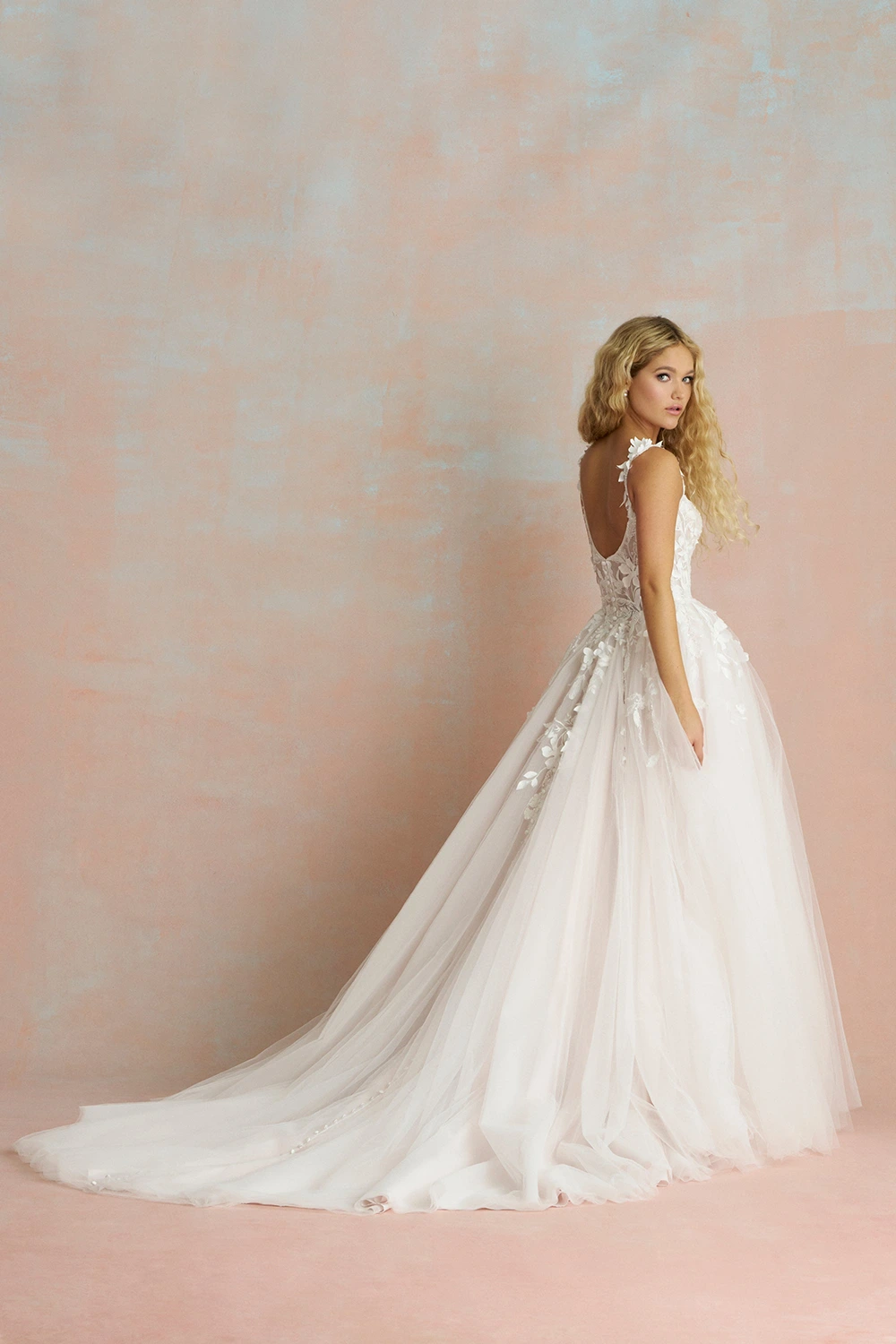 Brautkleid Modell R3852 von Allure Bridals – Rückenansicht