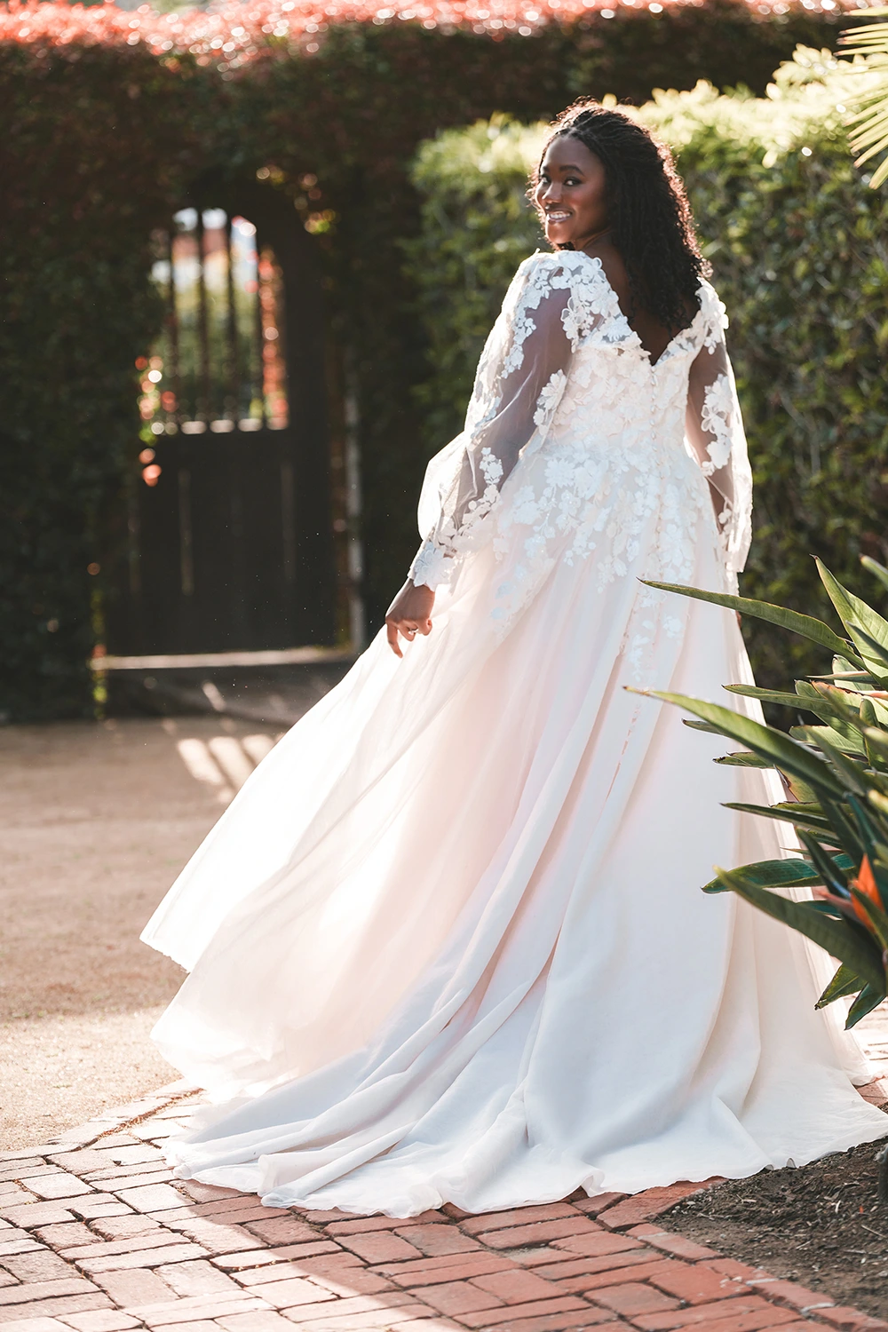 Brautkleid Modell W503 Curvy von Allure Bridals – Rückenansicht