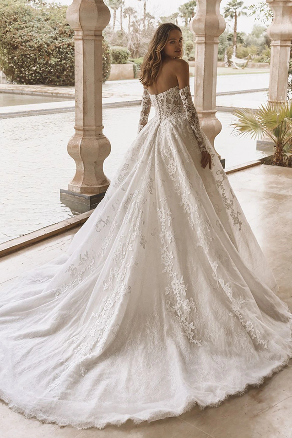 Brautkleid Modell Valen von Enzoani – Rückenansicht