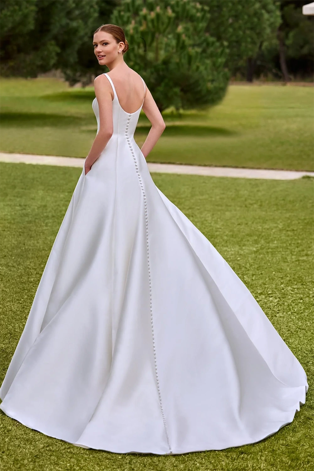 Brautkleid Modell Allinia von Pronovias – Rückenansicht